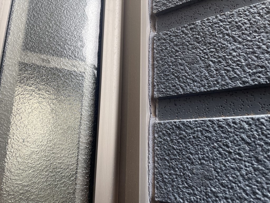 旧コーキング材の撤去